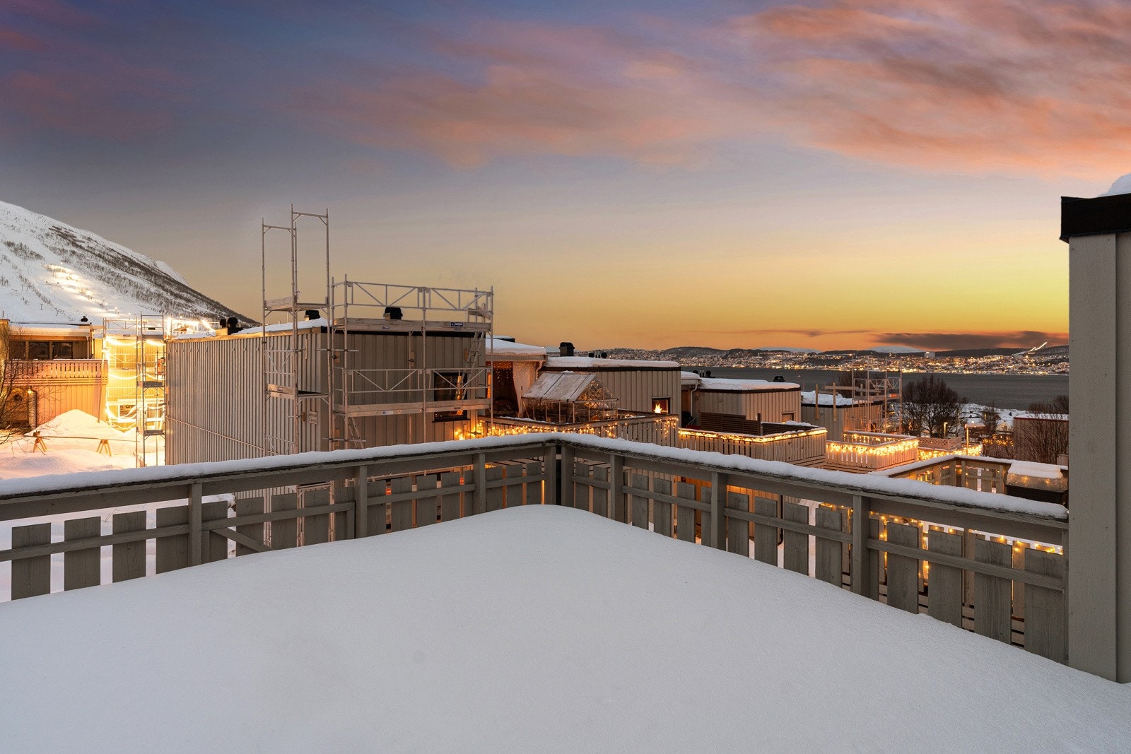 Her er det god plass til utemøbler.