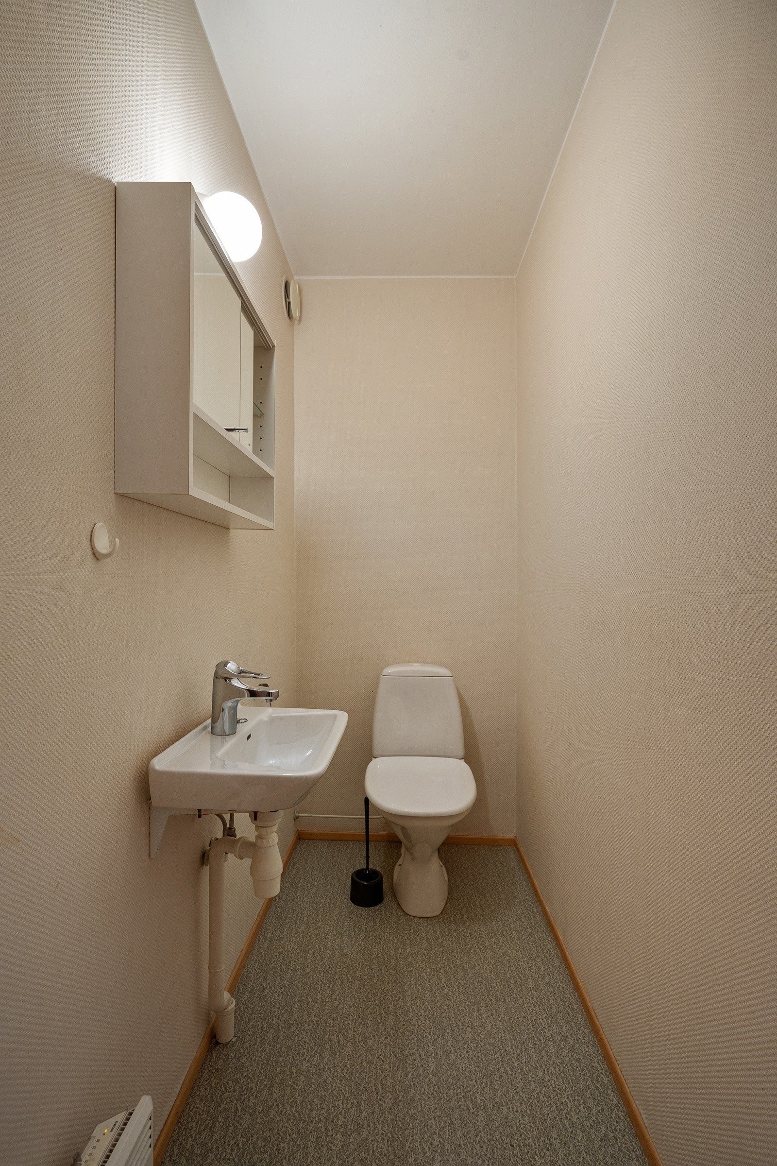 Toalettrom med servant.