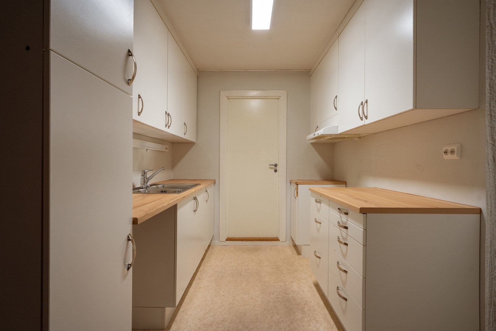 Kjøkken med vaskerom like innenfor.