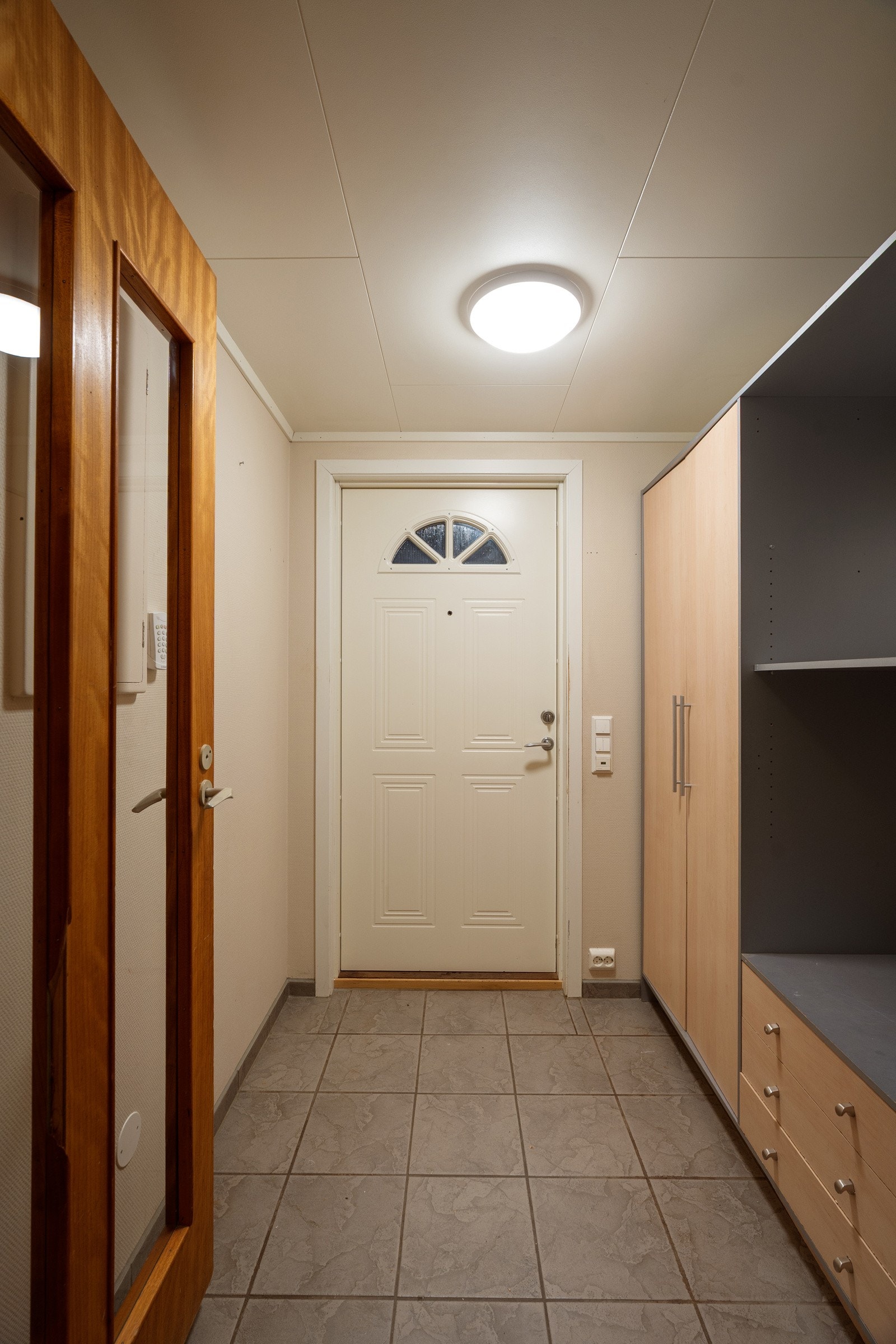 Velkommen inn. Entre med garderobeløsning.