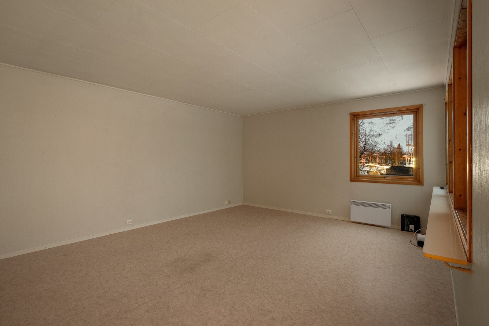 Romslig stue med gode møbleringsmuligheter.