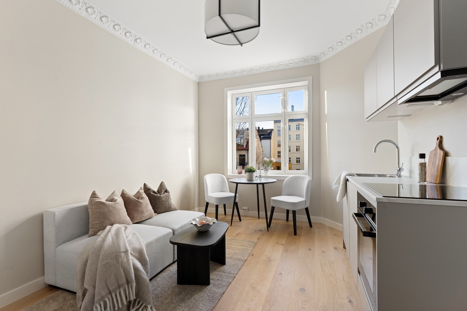 En lys og moderne leilighet pusset opp i 2025, med flotte klassiske detaljer som rosett og stukkatur Galleribilde