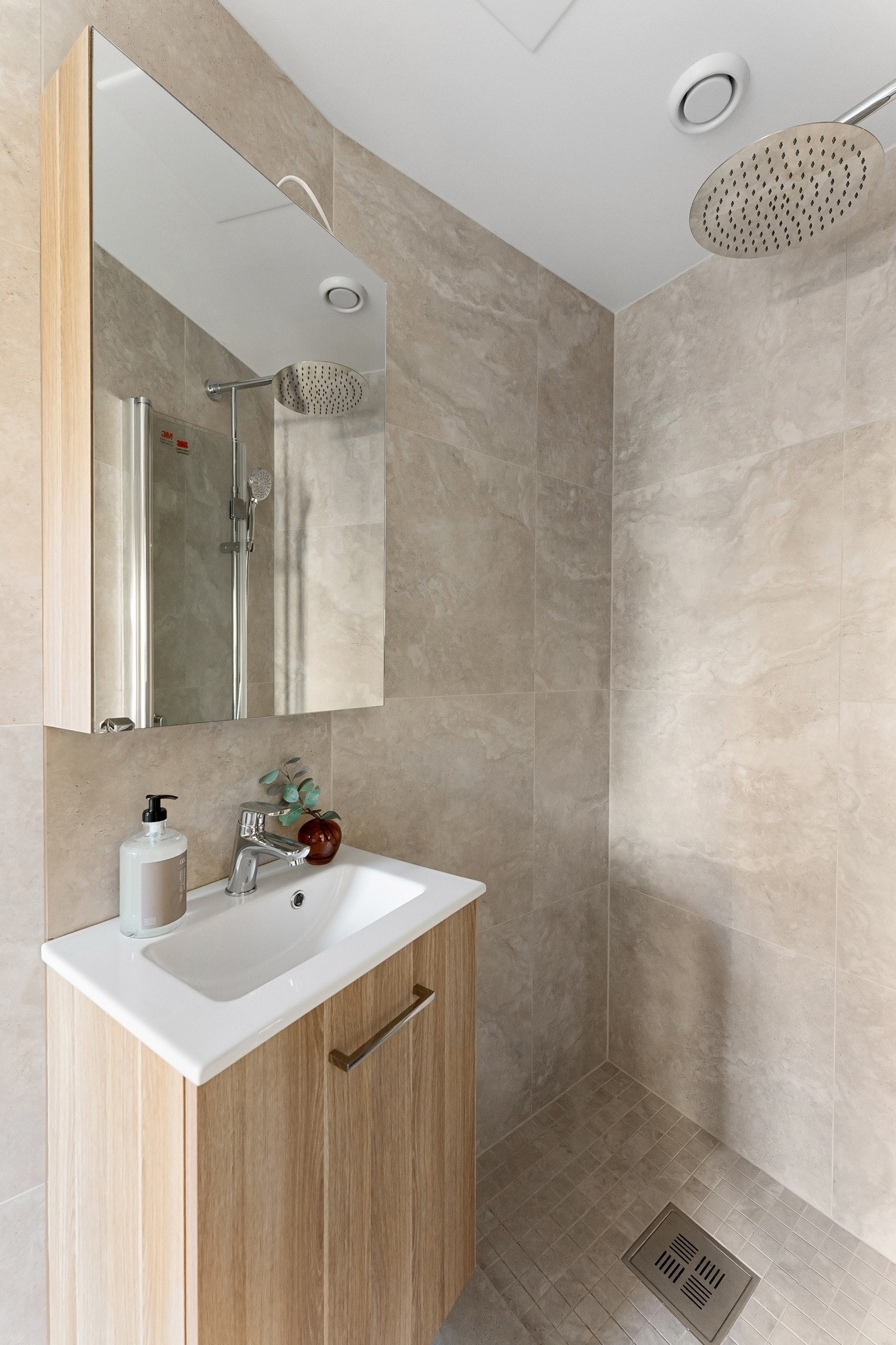 Ved oppussingen er det lagt ny membran, varmekabler, belysning og innredning over eksisterende bad Galleribilde