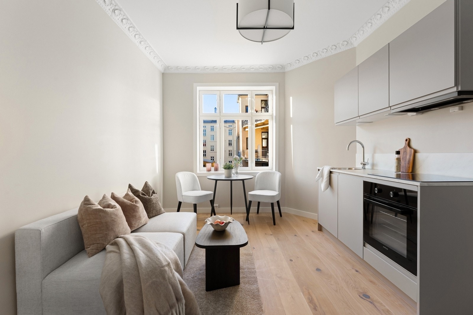 Leiligheten har et allrom med plass til sofa/seng, salongbord og spisebord Galleribilde