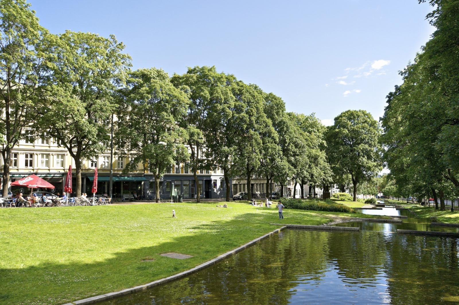I Kiellands park er det gode muligheter både for å nyte sommeren, eller sette seg på en av de flere gode uteserveringene som tilbys. Her finner du blant annet Los Tacos og Colonialen med sine gode tilbud på mat og drikke Galleribilde