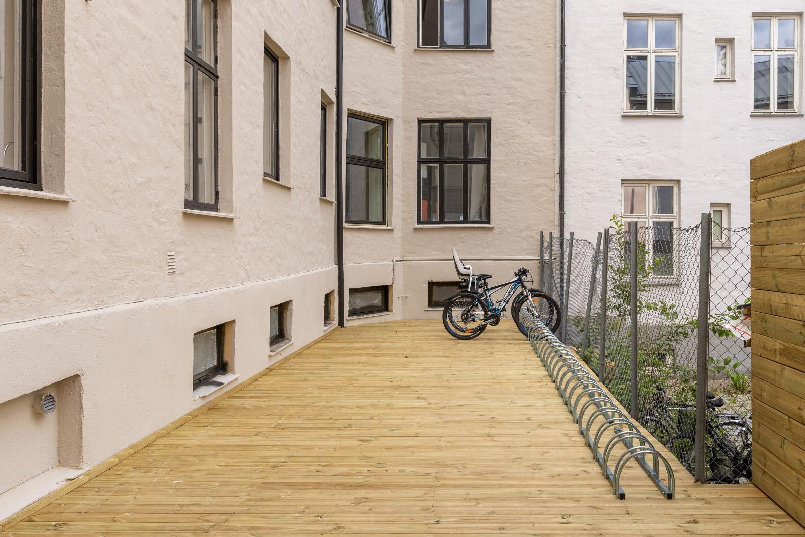 Videre følger en mindre opparbeidet bakgård med område for sykkelparkering, og mulighet for renhold av sykkel og annet utstyr Galleribilde