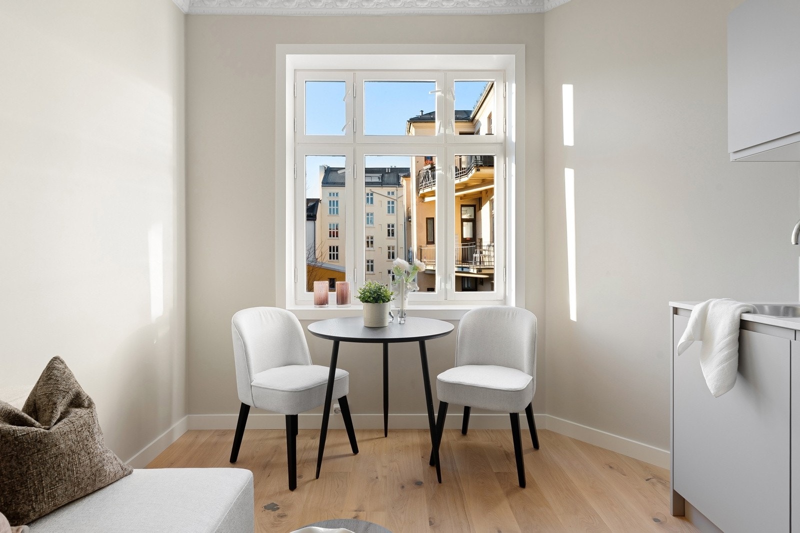 Leilighetens store vindusflater gir godt med naturlig lysinslipp, som bidrar til en luftig romfølelse Galleribilde