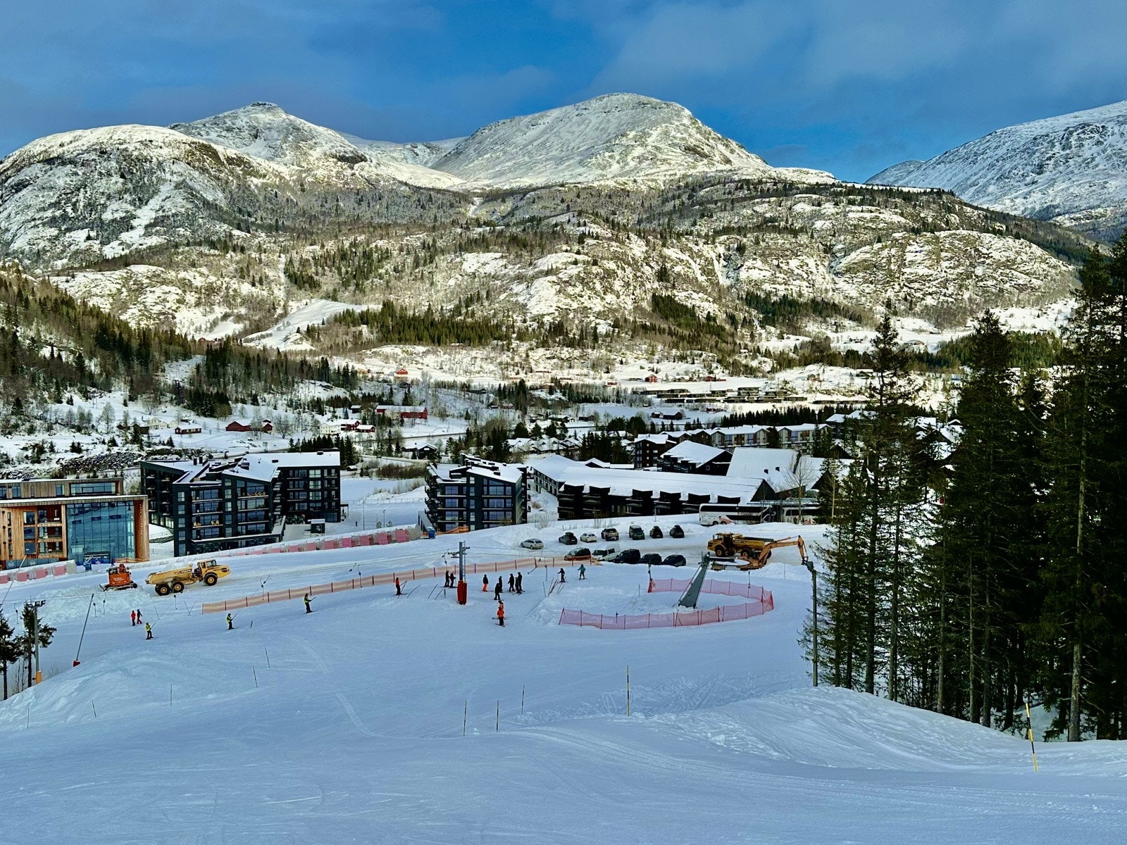 Ved foten av anlegget yrer det av liv. Galleribilde