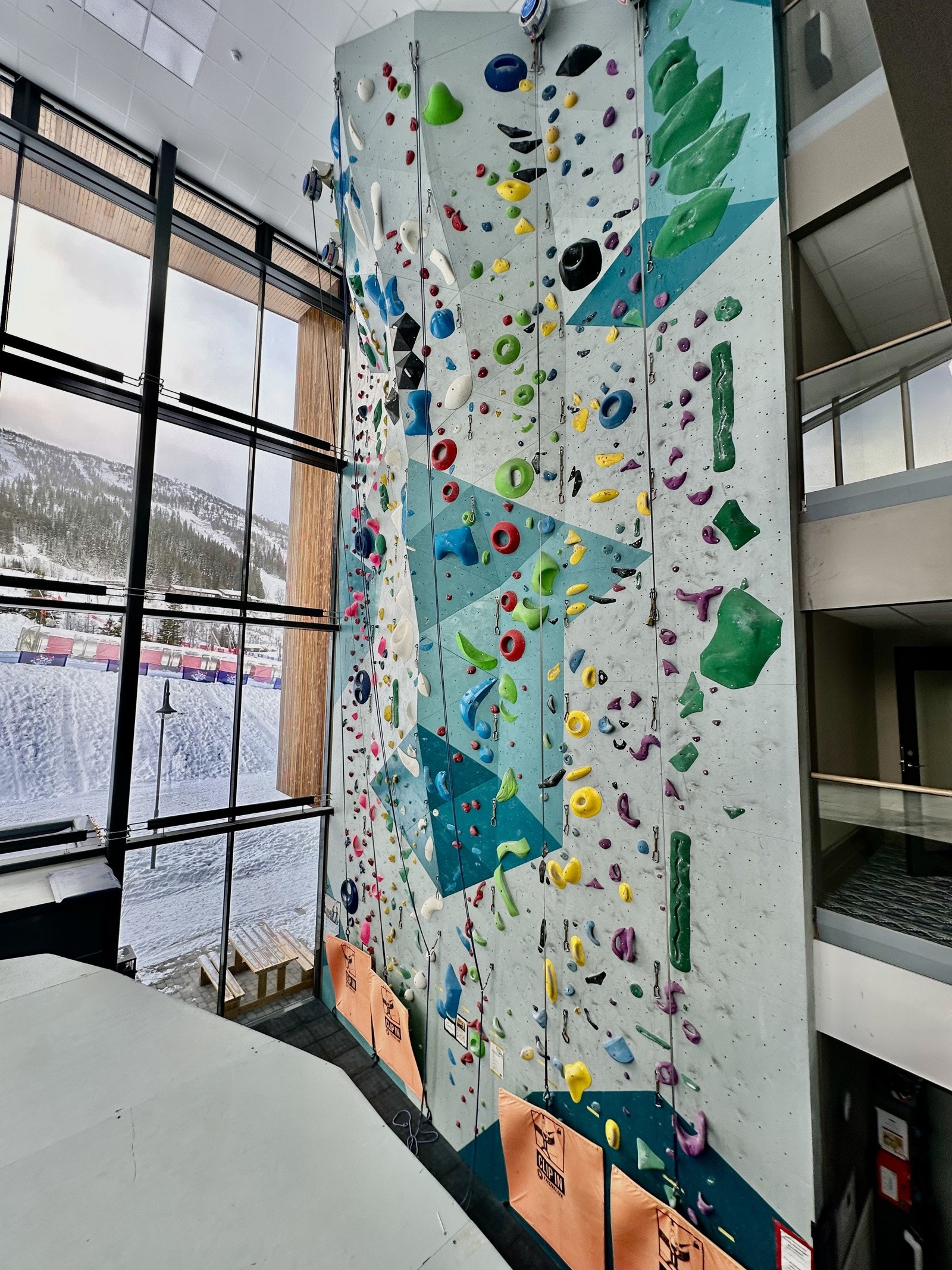 Klatreveggen har en imponerende høyde og forskjellige vanskelighetsgrader. Galleribilde