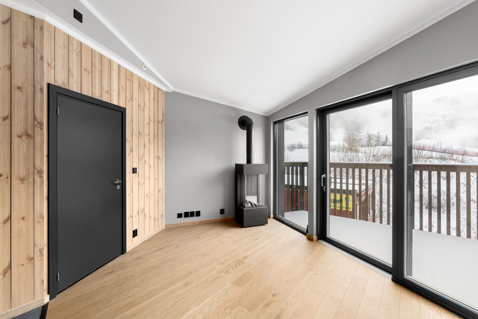 Det er koslig med gasspeis og et ekstra pluss at man kan se på denne og bakken samtidig. Galleribilde