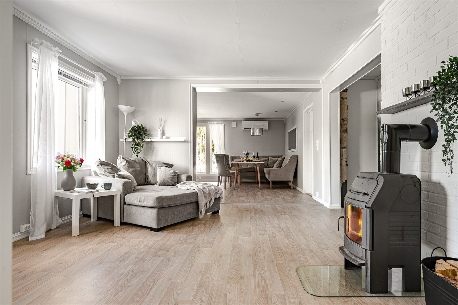 Fra entréen er det åpen adkomst inn til første del av stuen, som har en Jøtul peisovn med glassdør. Galleribilde