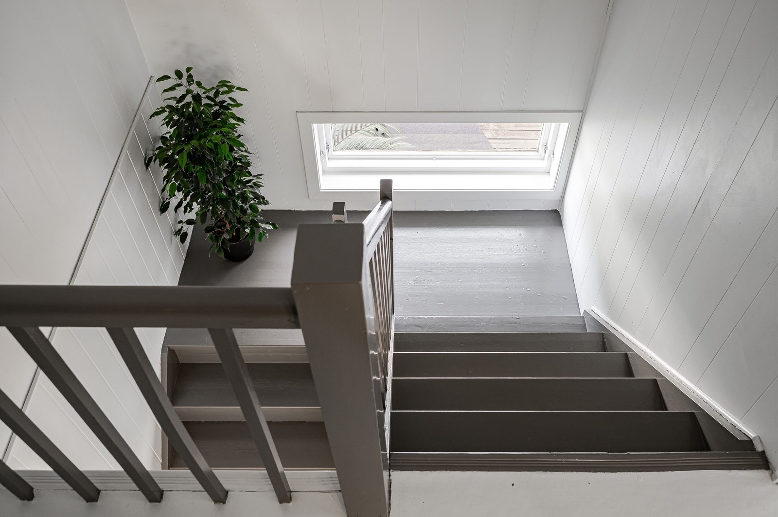 Den opprinnelige trappen er malt i en behagelig farge, som gir en fin kontrast mot hvite vegger- og himling. Galleribilde