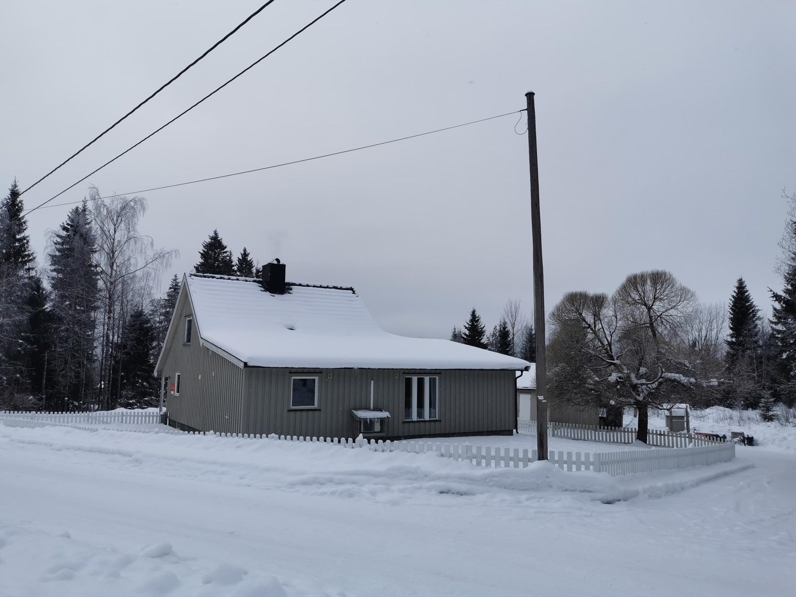 Den romslige hagen rundt store deler av boligen er innhegnet med hvitt gjerde. Galleribilde