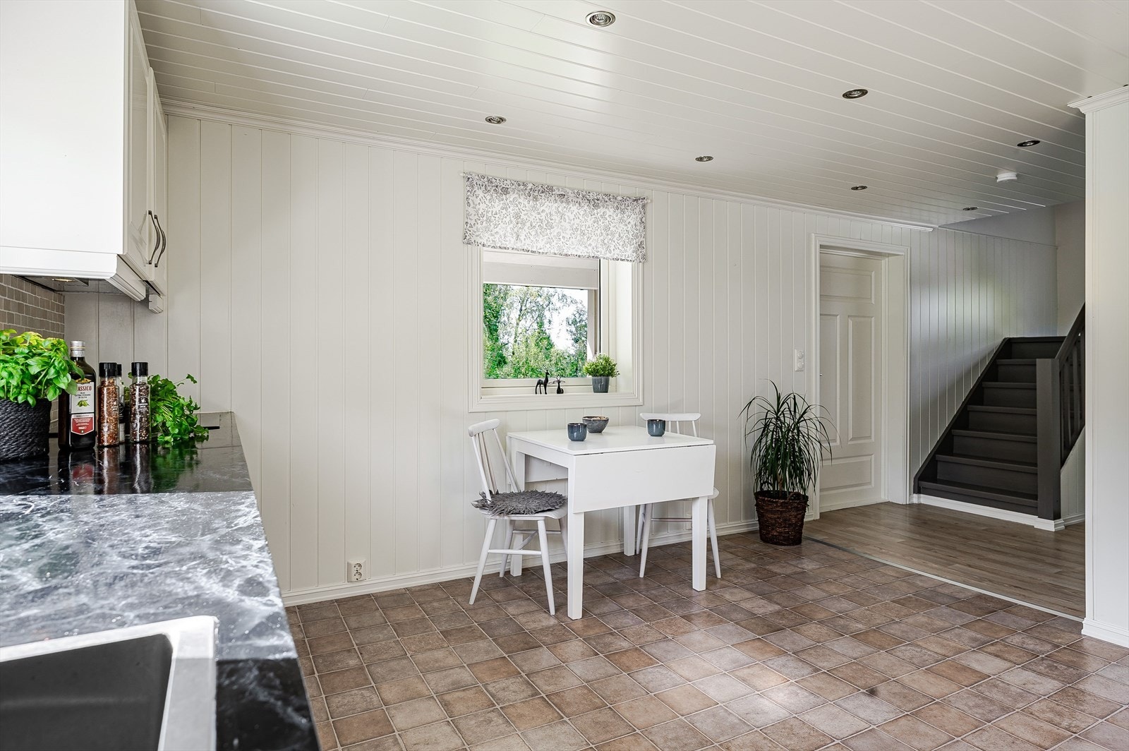 Ved kjøkkenet er det trapp opp til andre etasje. Galleribilde