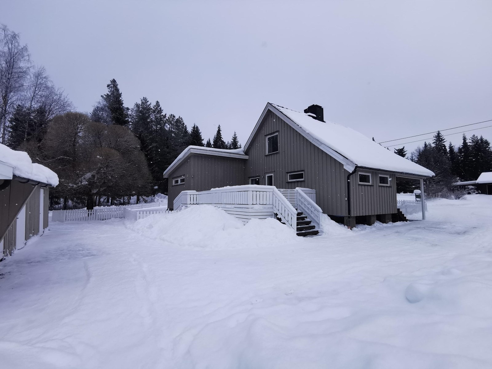 Eiendommen er bebygd med en enebolig og et uthus, og har en flott hage. Med rikelig med plenareal og mange kvadratmeter tomt, er det godt med boltreplass for store og små. Galleribilde