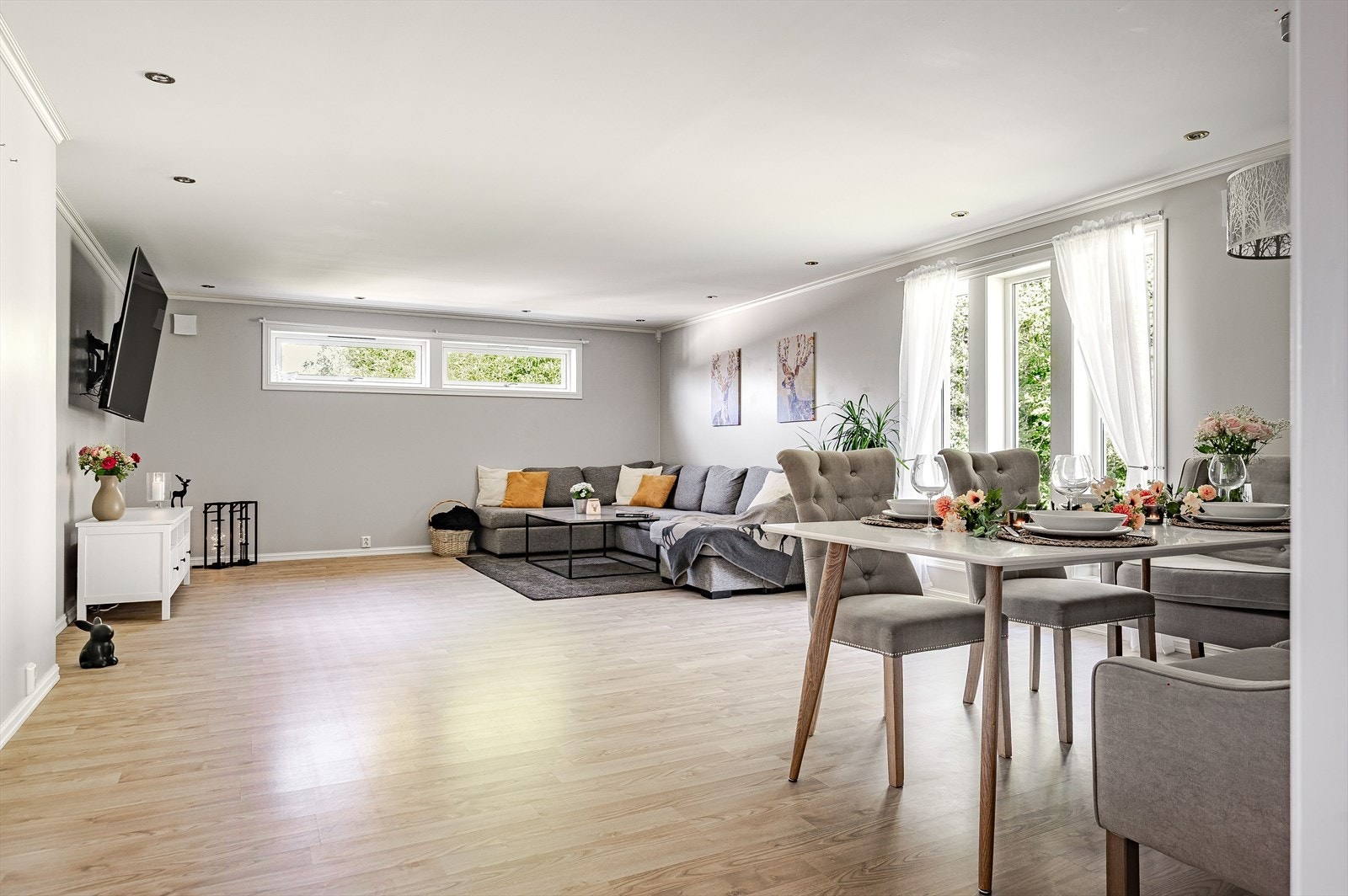 Den innerste delen av stuen er særs romslig, og har god plass for flere møbelgrupper.Slette vegger og flere vindusflater sørger for et fint uttrykk. Galleribilde