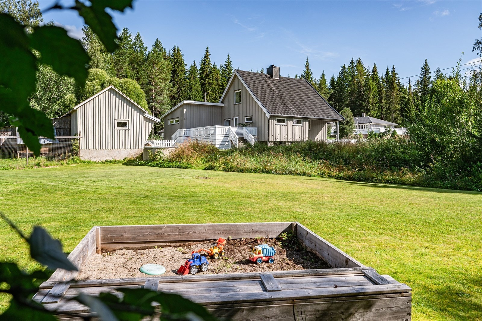 En særdeles romslig og fin eiendom, tilrettelagt for både små og store. Galleribilde