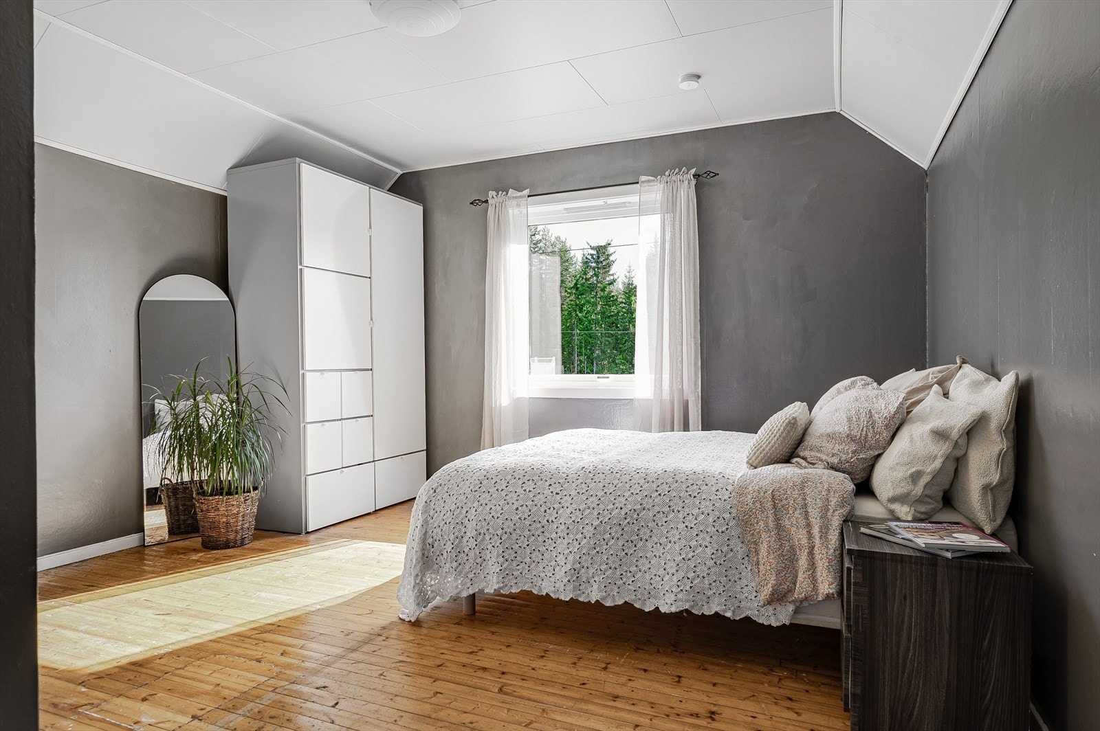 Det andre soverommet i andre etasje har gråmalte vegger og de originale tregulvene. Galleribilde