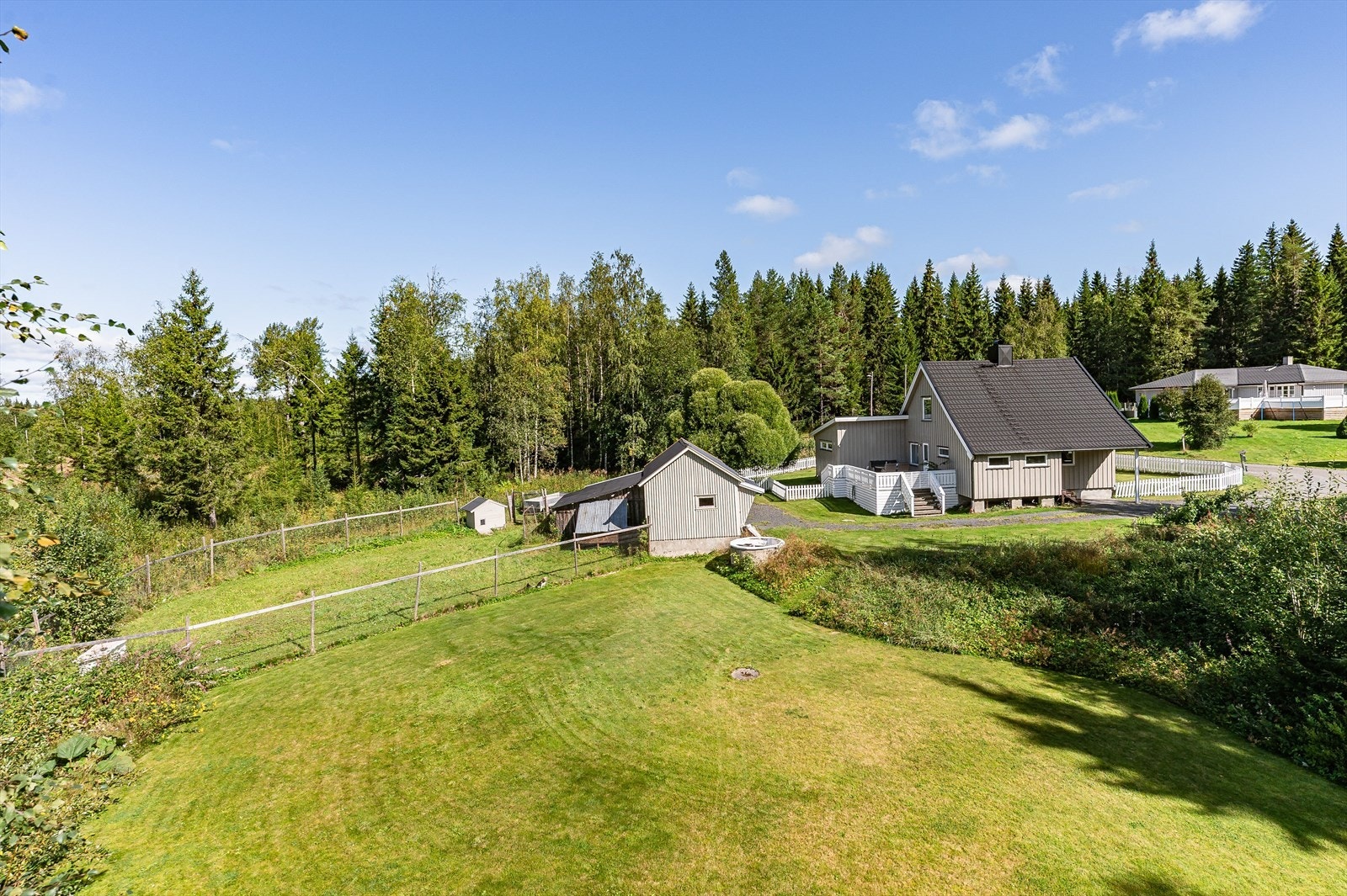 Er du på jakt etter en romslig, innholdsrik og landlig eiendom med kort vei til butikk, barnehage og skogens ro så kan dette være eiendommen du leter etter. Galleribilde