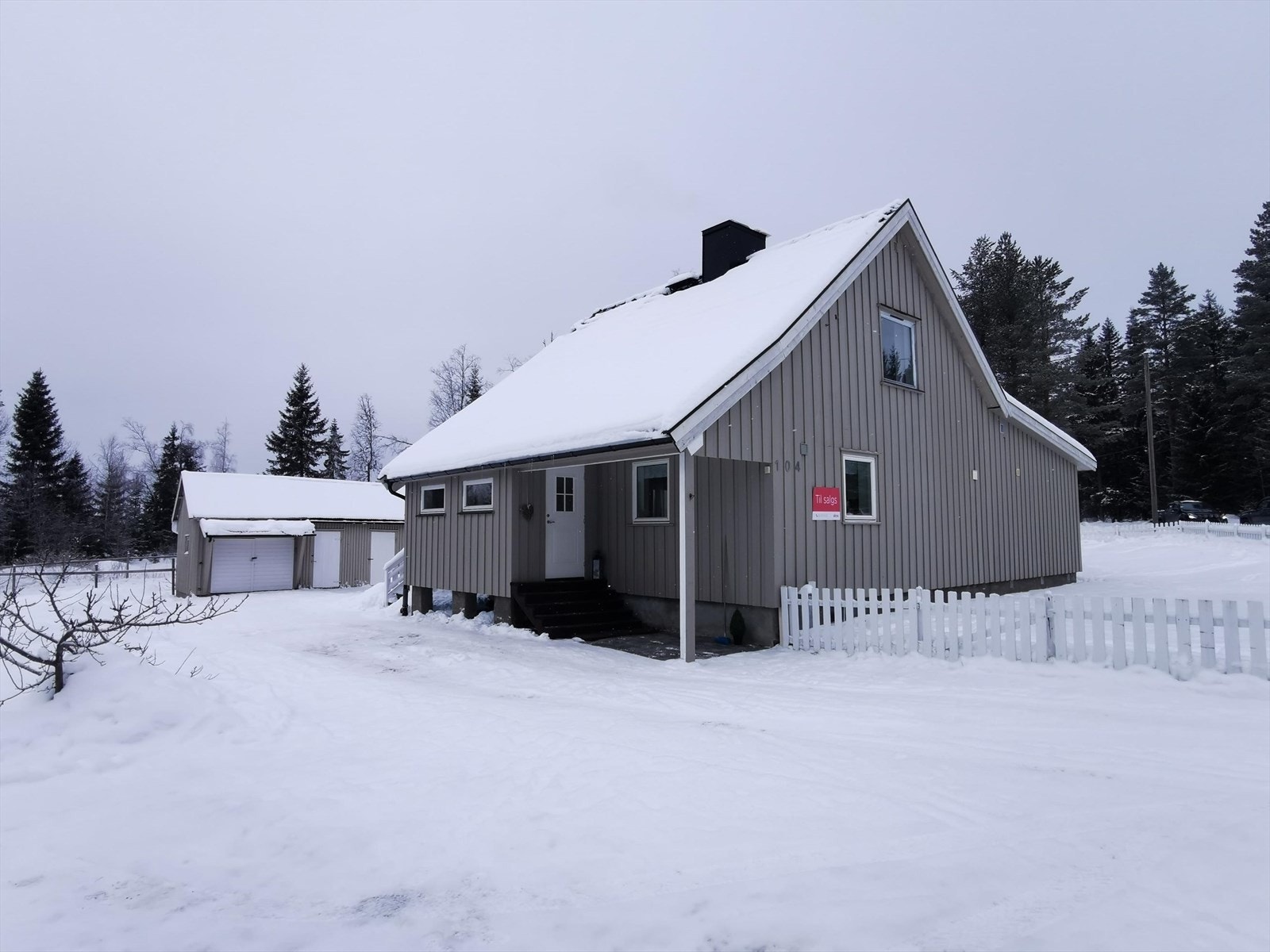 Velkommen til Sørskogbygda, og denne store, koselige og solrike eiendommen i Slåttsvevegen 104! Galleribilde