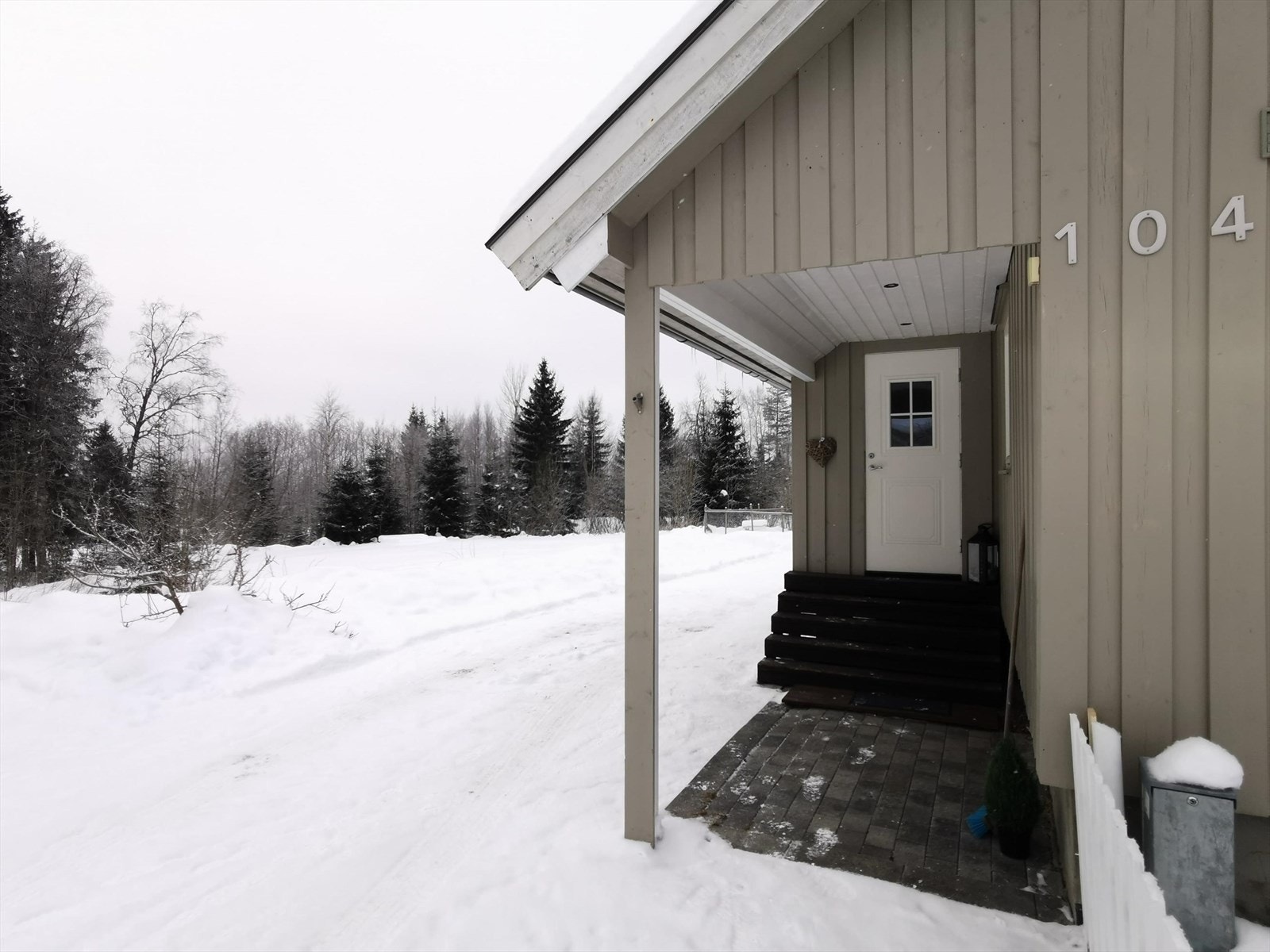 Du ønskes velkommen hjem til et overbygd inngangsparti vendt mot sør, som skjermer for nedbør. Galleribilde