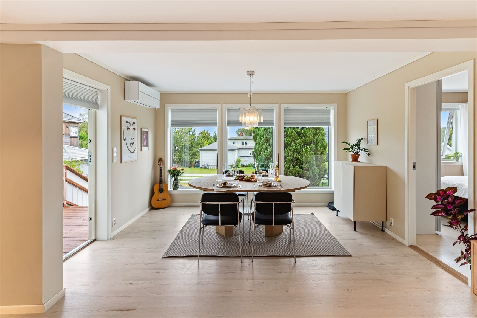 Leiligheten fikk en omfattende innvendig oppgradering i 2018 (unntatt kjøkken og bad), og fremstår som et gjennomført og tiltalende hjem. Galleribilde