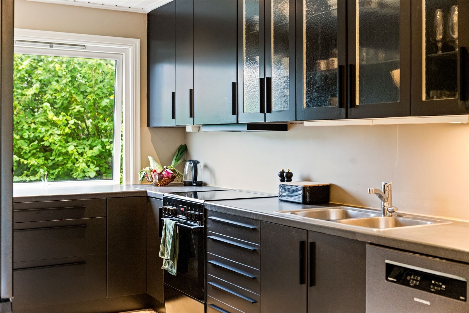 I 2025 ble kjøkkenet oppgradert med nymalte fronter, nye håndtak og en moderne ventilator med utlufting. Galleribilde