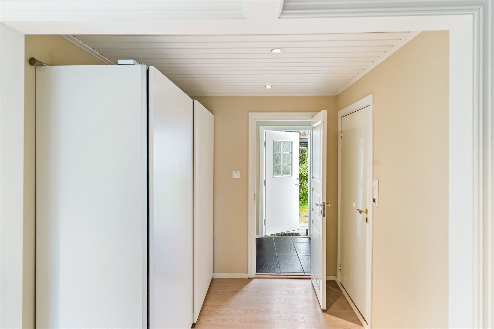 Entre med skyvedørsgarderobe Galleribilde