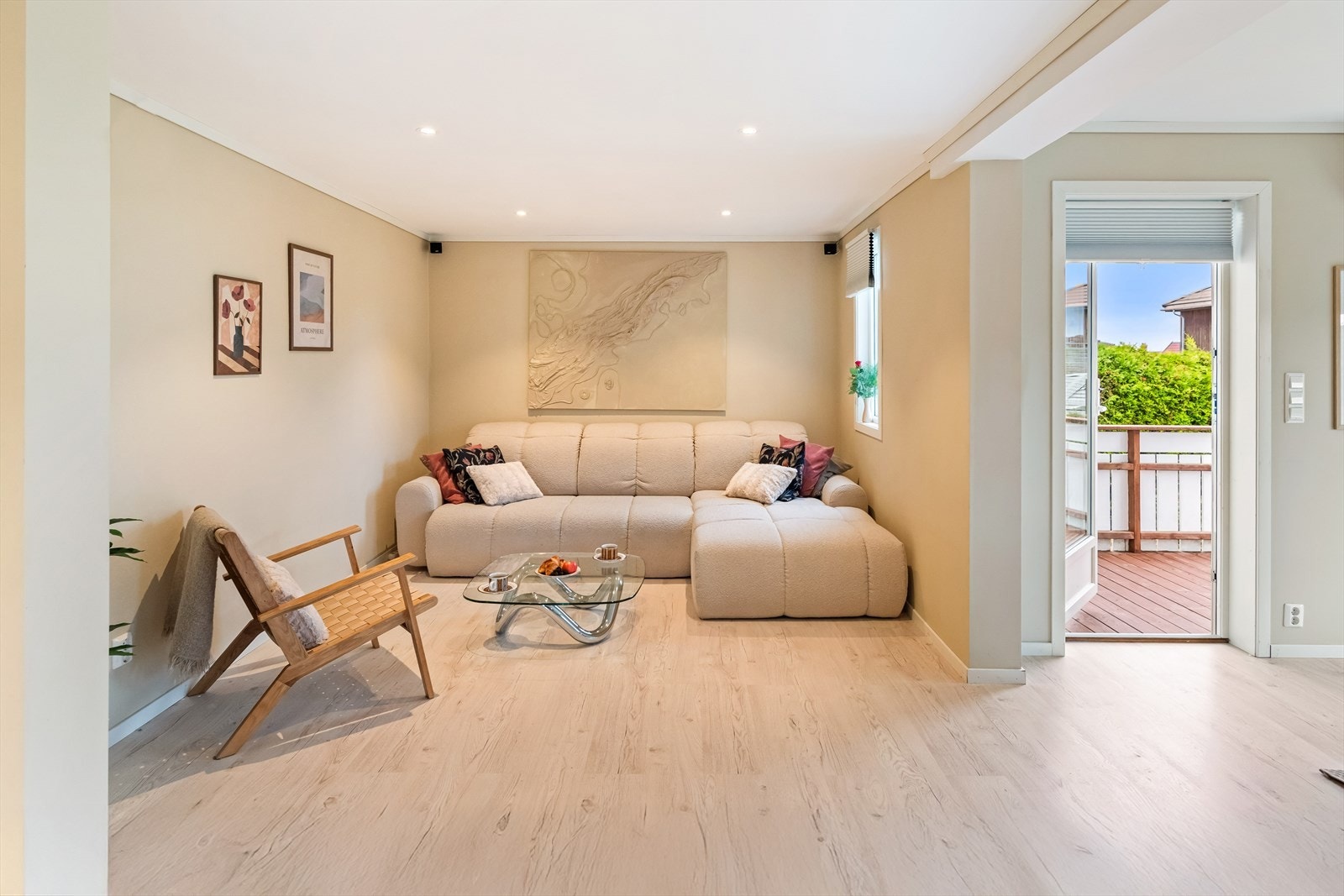 Fra stuen er det direkte utgang til en solrik terrasse med videre adkomst til den felles hagen Galleribilde