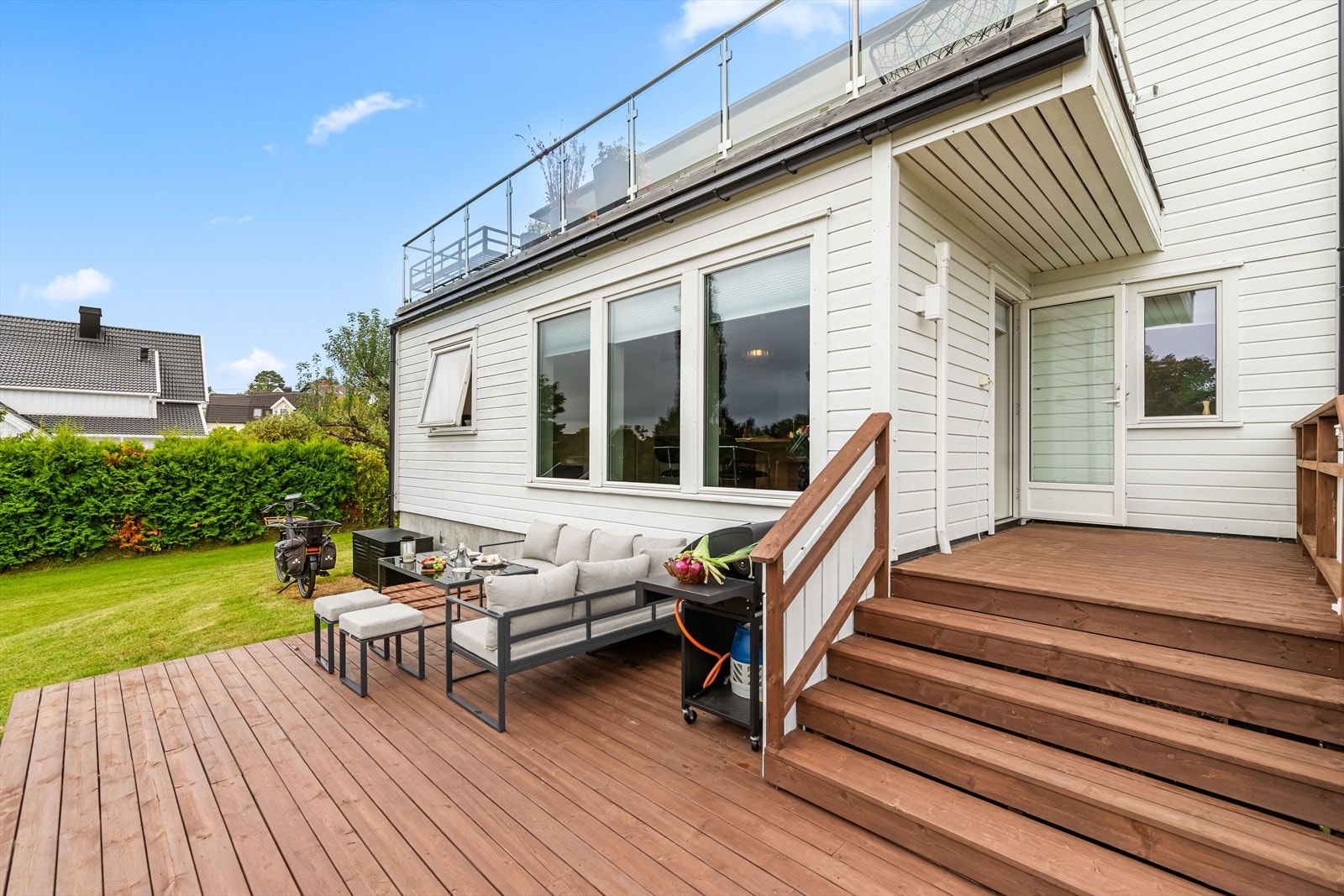Leilighetens terrasse har et areal på ca. 27 m2 og er vestvendt mot øst. Det er adkomst fra stuen og det er dekke av impregnert terrassebord Galleribilde