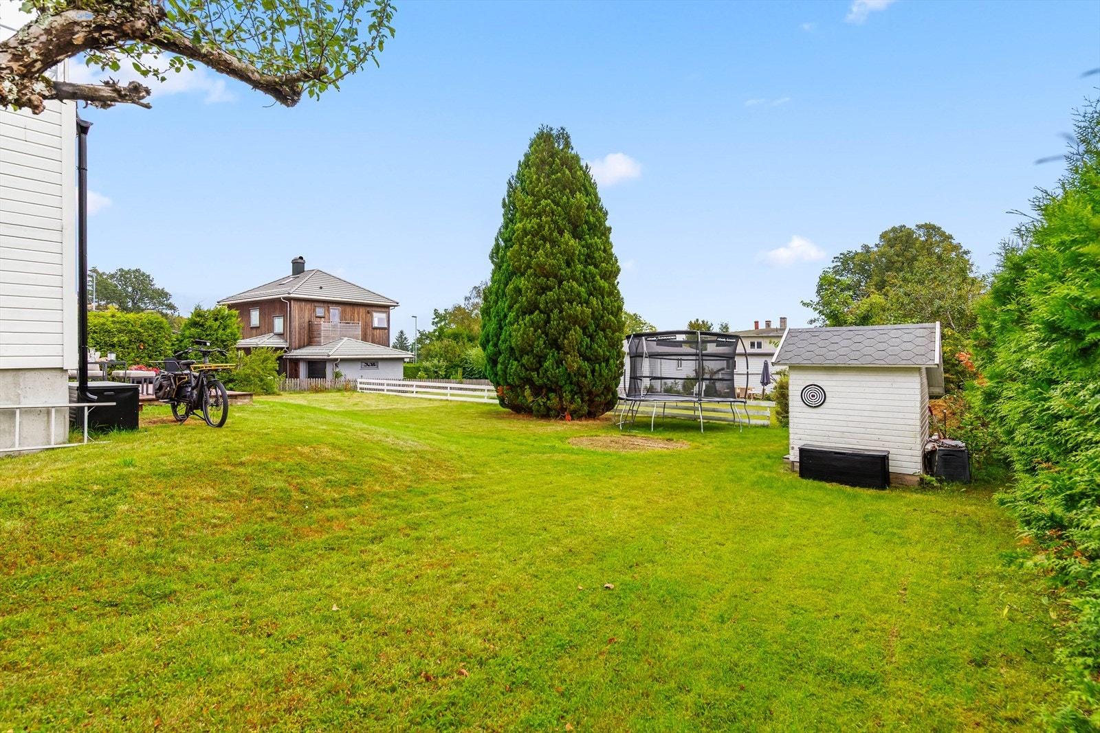 Tomten er på ca. 1,1 mål og har en pent opparbeidet hagetomt mot øst. Galleribilde