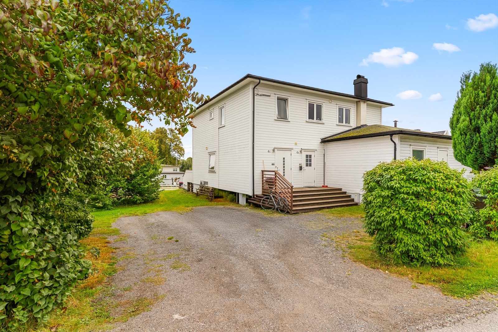 Det er biloppstillingsplasser ved inngangspartiet Galleribilde