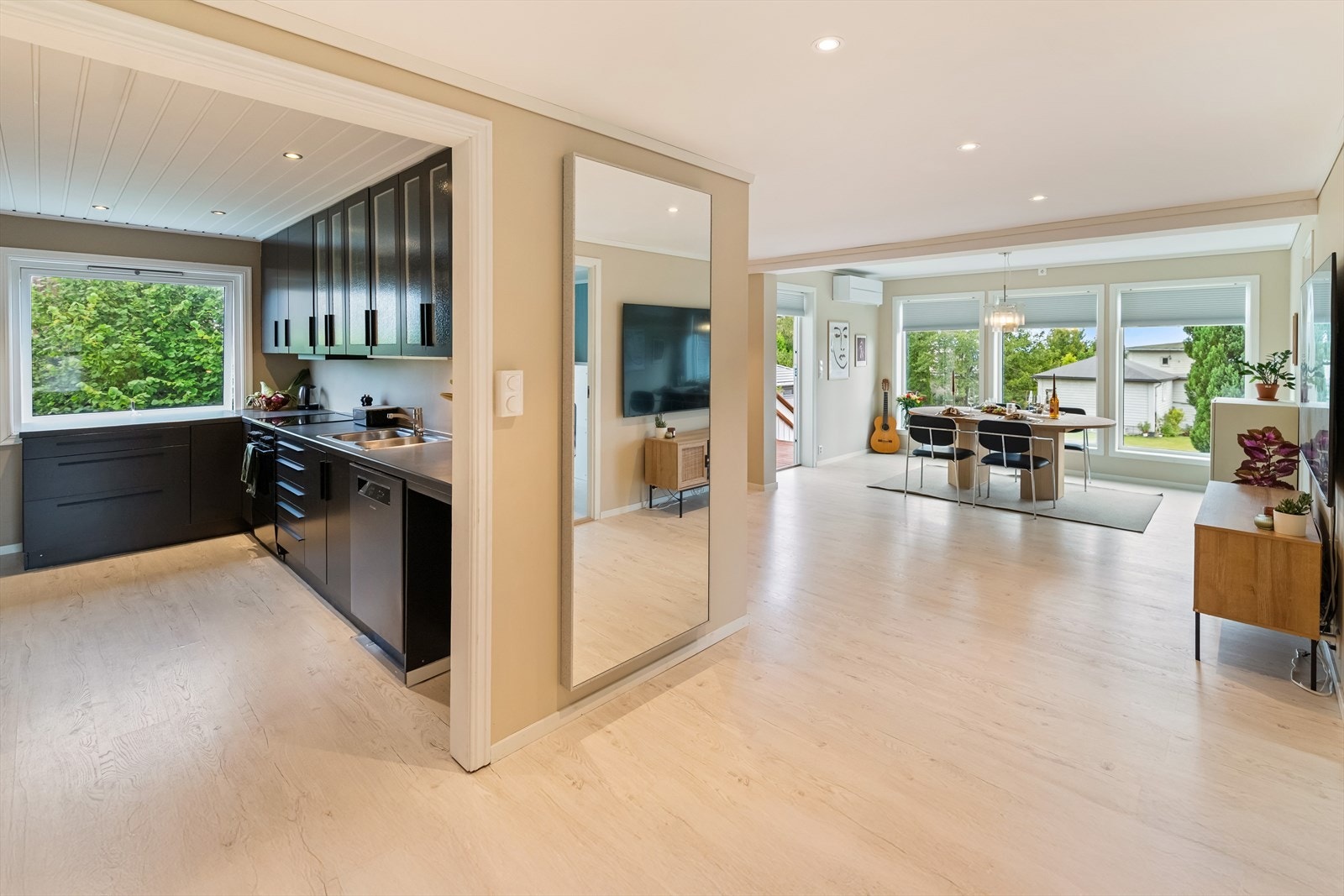 Kjøkkenet ligger skjermet, men samtidig i fin sammenheng med stuen. Galleribilde