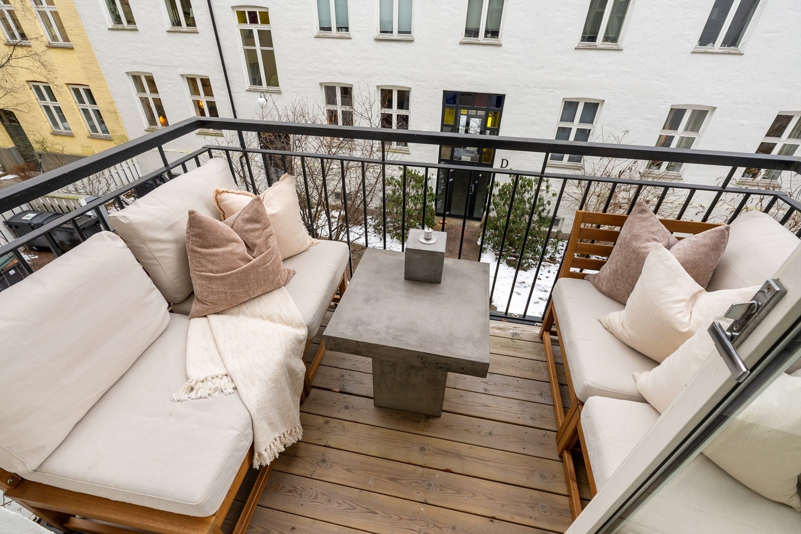 Nyere balkong mot stille og idyllisk bakgård. Sol ca. fra 15-1830 (sommer). Galleribilde