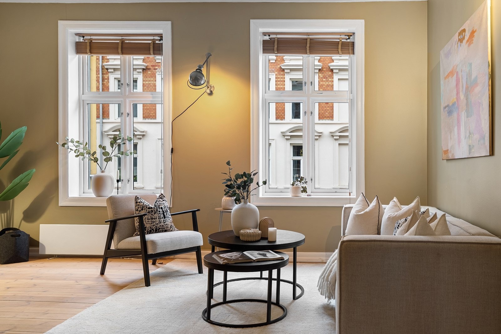 Velkommen inn! Lys og innbydende leilighet med struktur og originale tregulv. Galleribilde