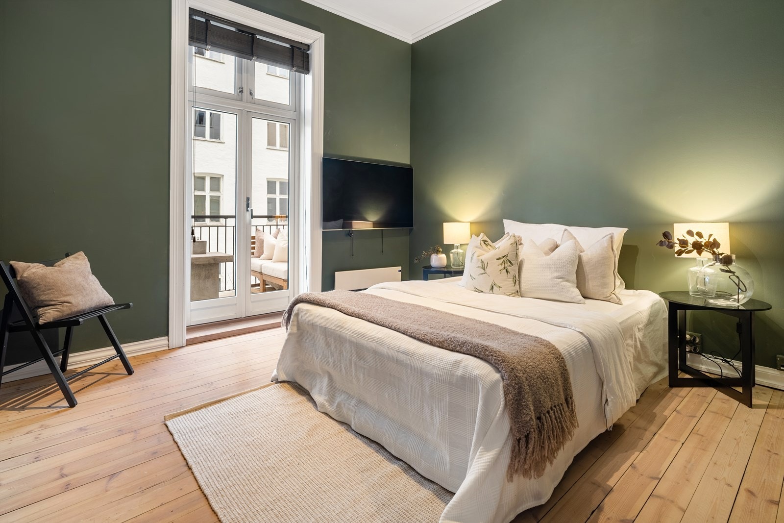 Romslig soverom med direkte utgang til en flott, nordvendt balkong. Galleribilde