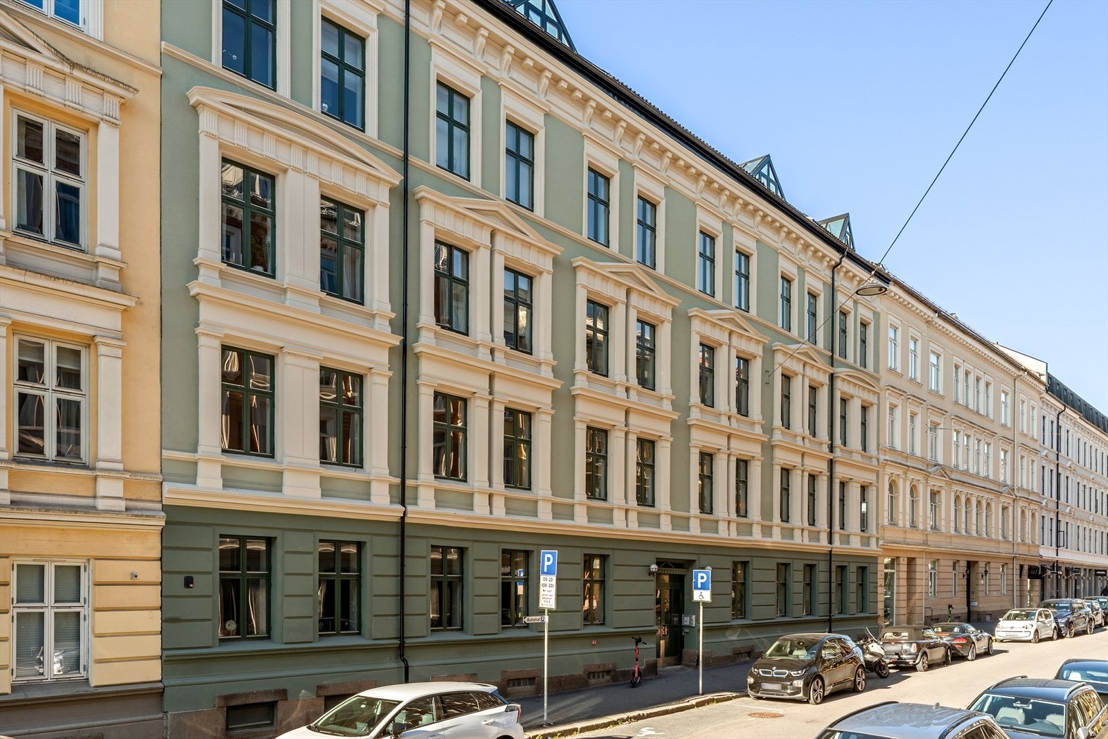 Fasade. Beboerparkering rett utenfor inngangsdøren. Boligen har en sentral beliggenhet med nærhet til Bogstadveien, samtidig som den ligger stille og skjermet fra byens trafikkstøy. Galleribilde