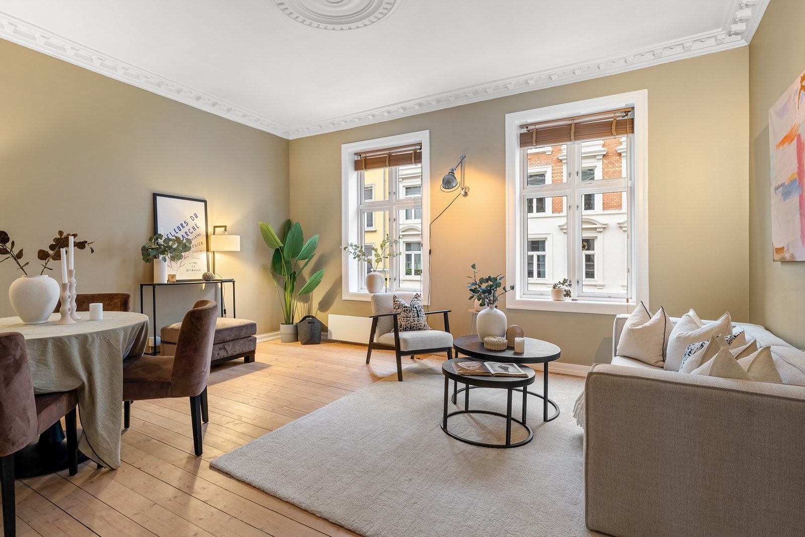 Benjamin Ådna v/Nordvik har gleden av å presentere denne lekre klassiske 2-roms leiligheten i byggets 2. etasje, med en svært sentral beliggenhet på Majorstuen! Foto: Henrik Fjørtoft Sporsheim v/ Tigerstaden Boligfoto AS. Galleribilde