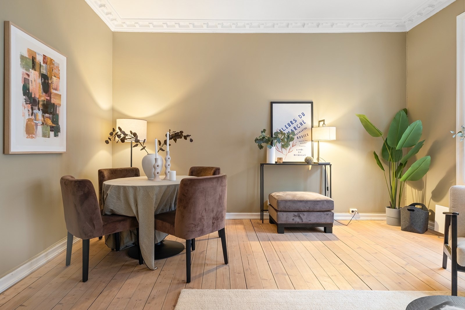 Rommet er fleksibelt og lett å møblere med sofa, TV-sone, spisebord og annet ønsket inventar. Galleribilde