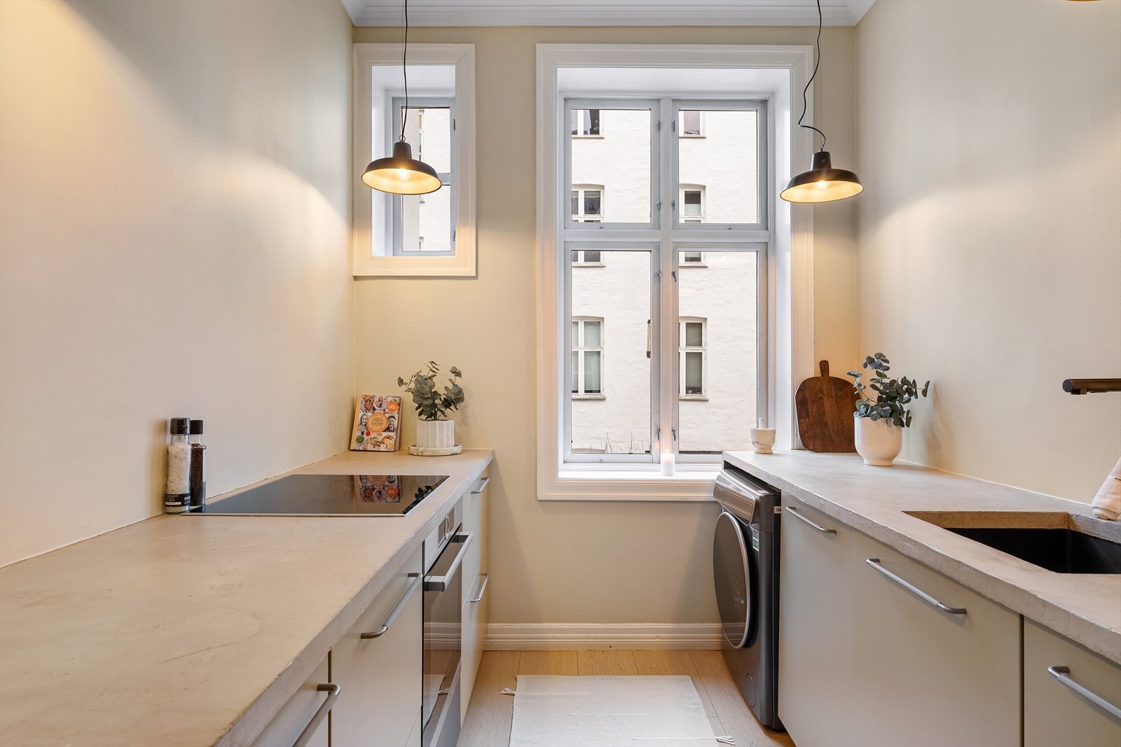 Kjøkkenet har et tidløst uttrykk og ble oppgradert i 2020 med benkeplate i mikrosement, nye underskap, integrerte hvitevarer, ny vask og armatur. I tillegg er veggene malt og gulvet fornyet. Galleribilde