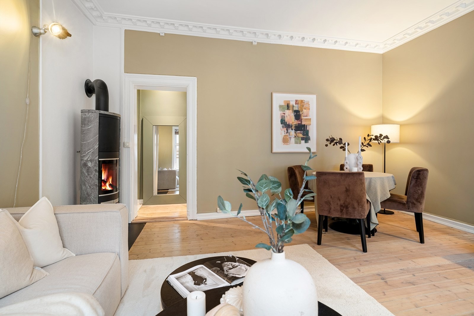 Fra stuen har du enkel adkomst til boligens separate kjøkken. Galleribilde