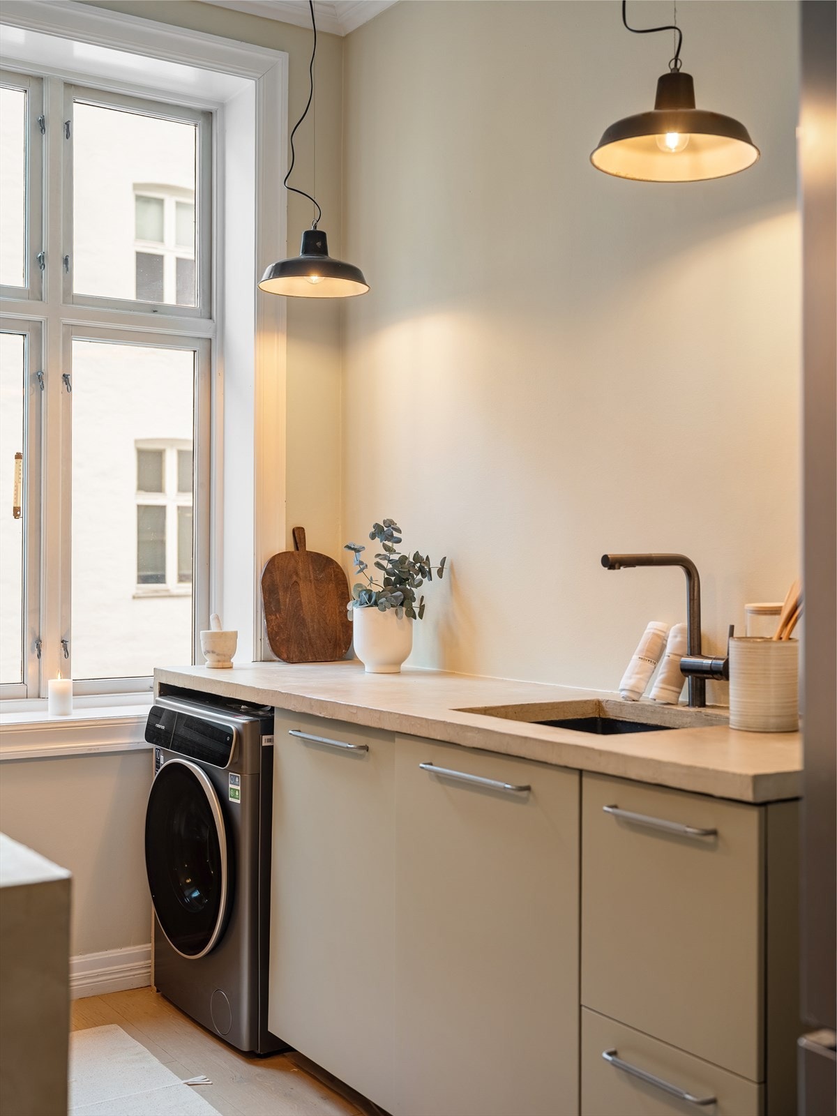 Kjøkkenet har en praktisk løsning med opplegg for vaskemaskin integrert i innredningen. I tillegg er oppvaskmaskin, platetopp og stekeovn integrert. Galleribilde