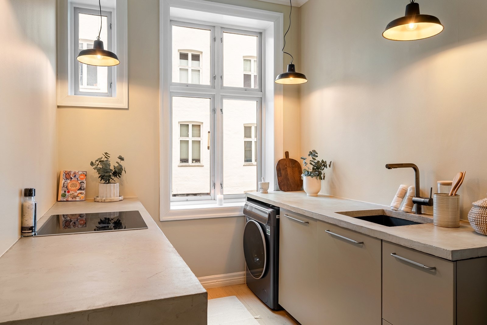 Tidløst kjøkken fra IKEA med god benkeplass, nedfelt oppvaskkum og ettgreps blandebatteri. Galleribilde