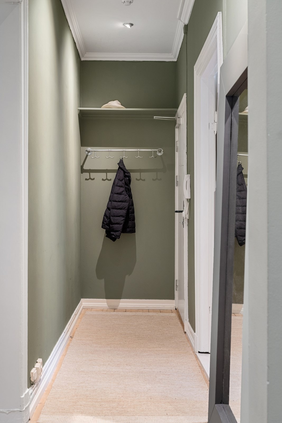 Lys og innbydende entré som effektivt deler opp leilighetens rom. Galleribilde