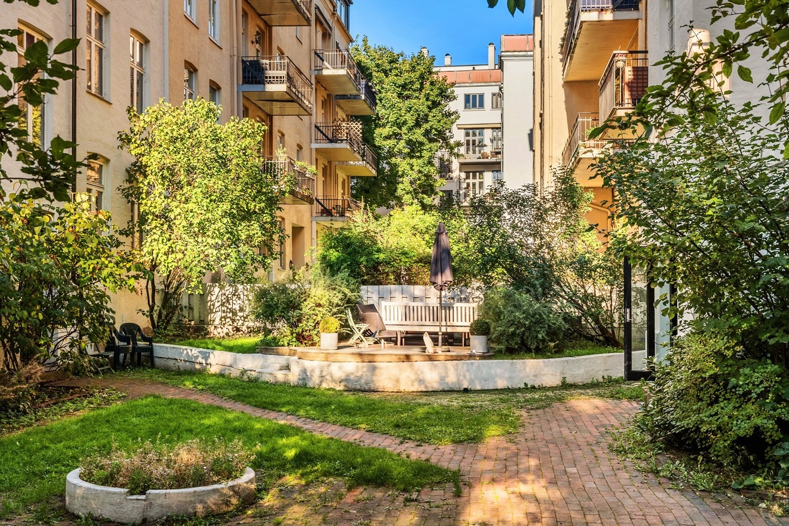 Sommer: Velstelt, grønn bakgård med frodig beplantning og hyggelig sittegruppe hvor late sommerkvelder kan nytes! Galleribilde