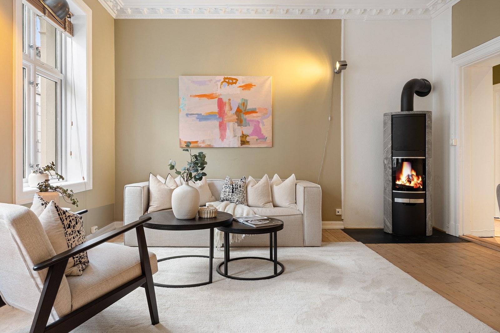 Romslig stue med vedovn og fleksible møbleringsmuligheter. Himlingshøyde målt til ca 3 m. Galleribilde