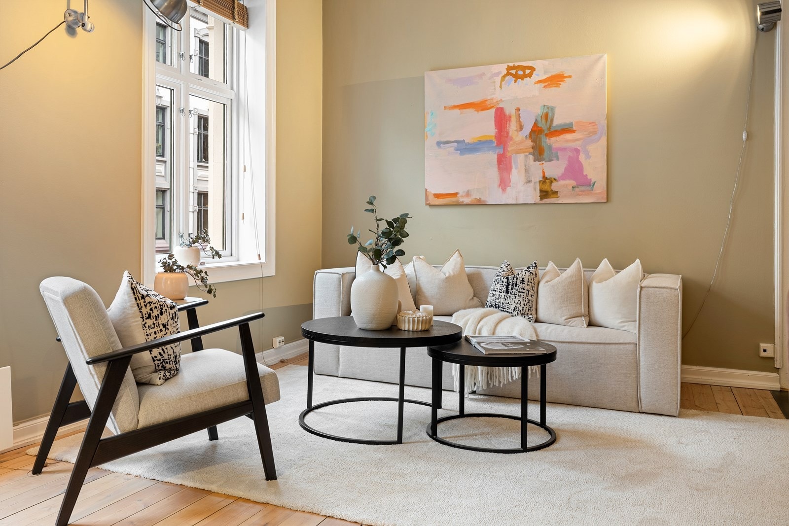 Store gjennomgående vindusflater sørger for lys og luft, supplert av tidløse brede vinduskarmer. Galleribilde