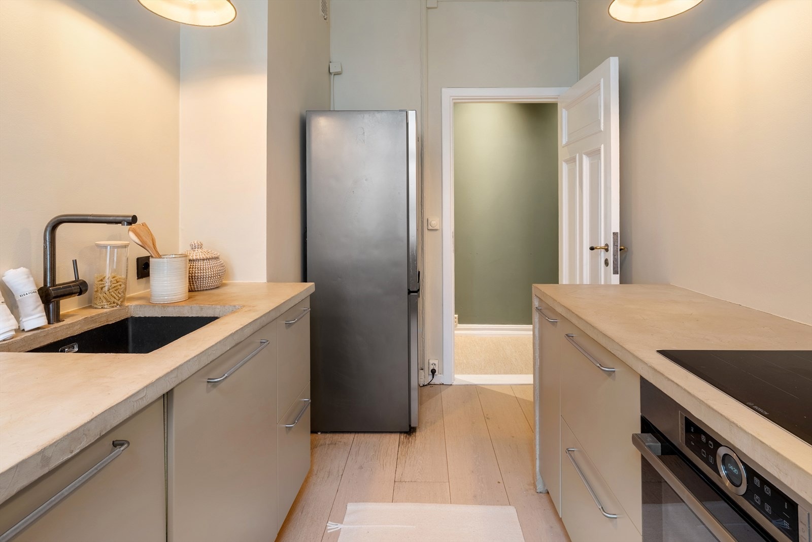 Den generøse takhøyden skaper en luftig og behagelig romfølelse. Det er god plass til frittstående kjøleskap. Galleribilde