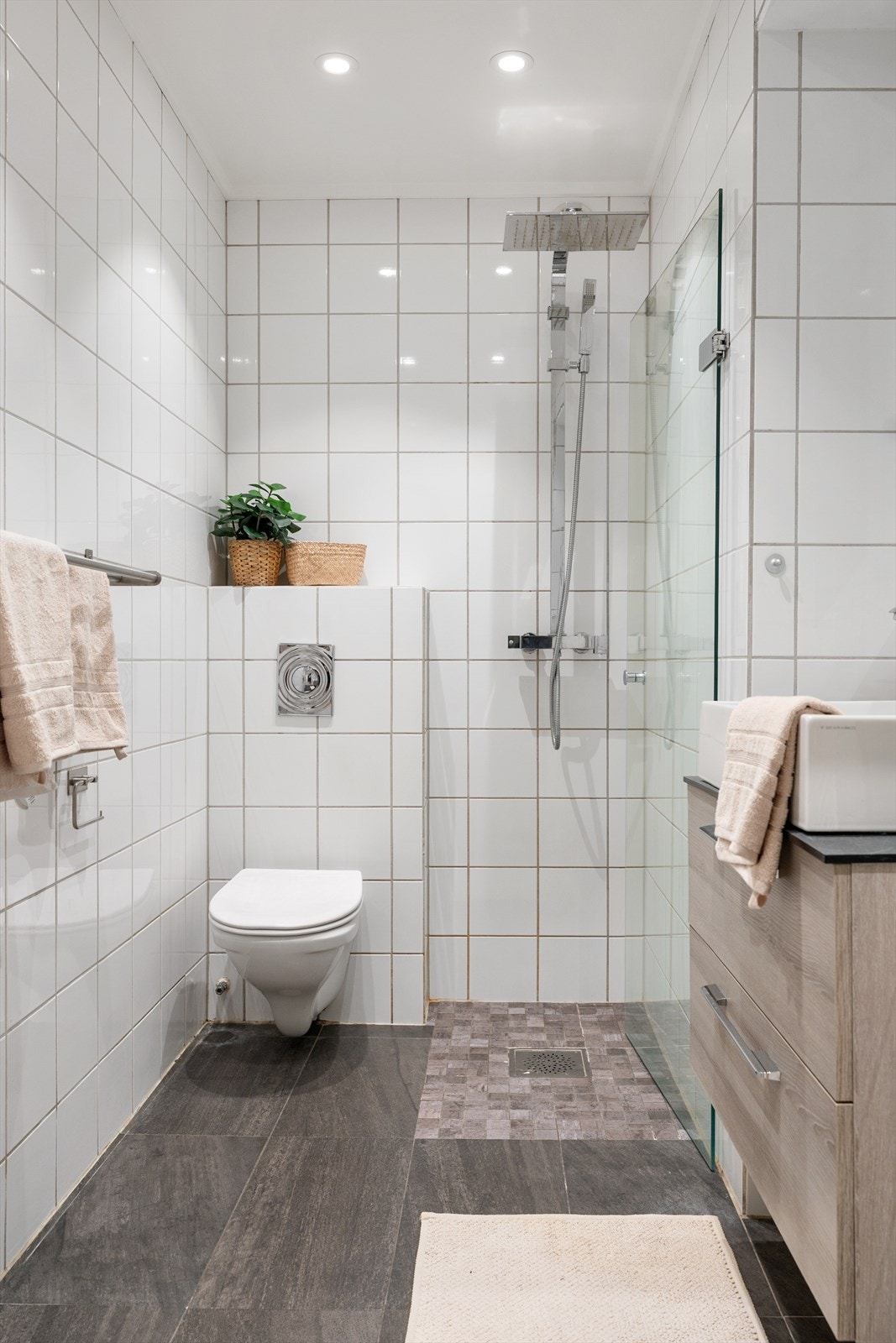 Badet er oppgradert i 2017 med nye fliser, dusj, vask og speil. Galleribilde