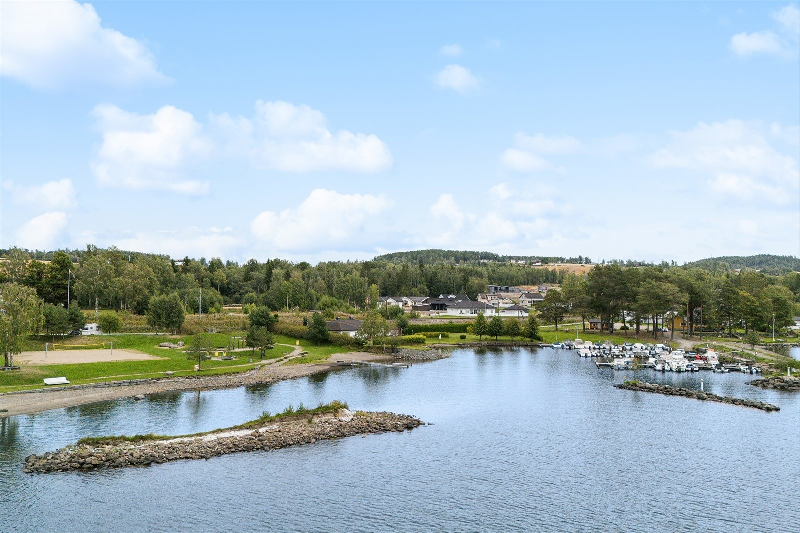 Jessnesstranda har småbåthavn, lekeplass og en koselig kafé, en populær plass for store og små. Galleribilde